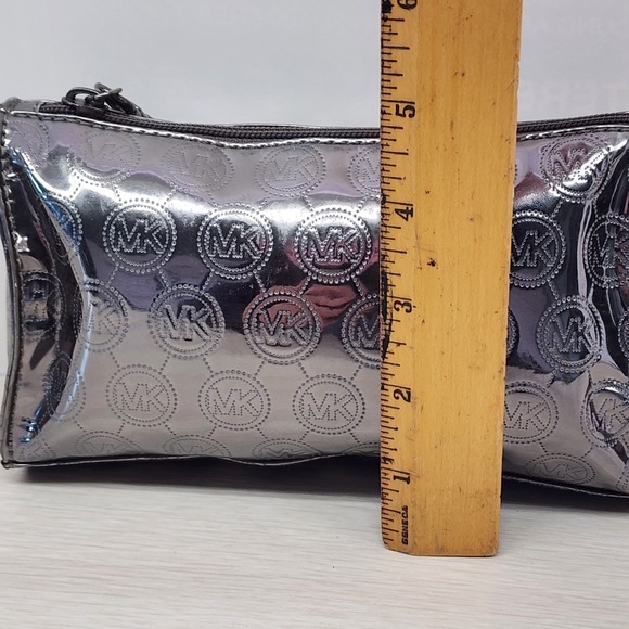 Michael Kors Silver Metallic Makeup Bag With Detachable Charm Pull Key Chain - Picture 4 of 14